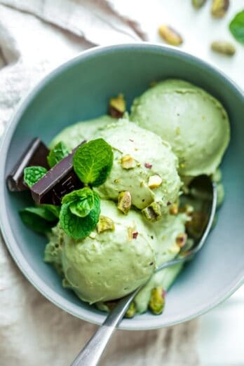 This avocado ice cream is a very easy healthy homemade ice cream that's vegan, paleo-friendly and absolutely tasty. Check out my simple recipe to make a creamy, smooth and ultra rich avocado ice cream with no ice cream maker. There's also a step-by-step video recipe and guidelines to customize the recipe to your taste!