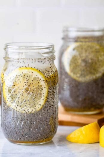 Two large mason jars filled with chia fresca and round lemon slices