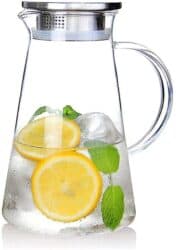 Glass pitcher with lid for lemonade