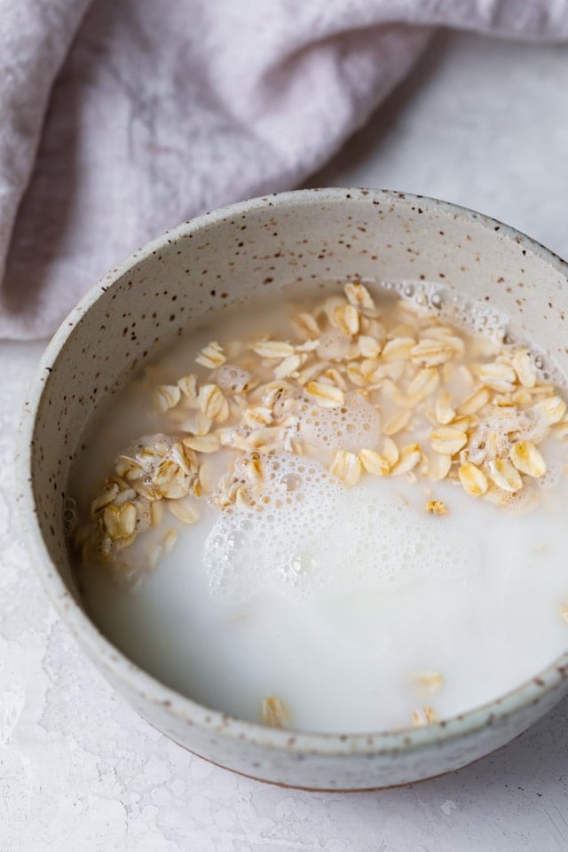 Ratio of old fashioned oats to milk and water before cooking in microwave to make oatmeal